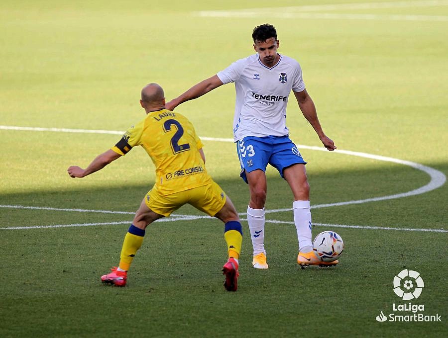 alex-munoz-pasa-la-pelota-con-laure-delante-en-el-tenerife-alcorcon-de-la-segunda-division-2020-21--laliga