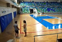 Deportes procede al pintado de la pista de juego del pabellón Quico Cabrera