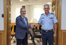 Torres mantiene un encuentro de despedida con el jefe del Mando Aéreo de Canarias