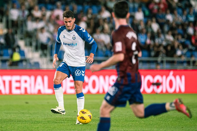 Roberto Lopez mira pelota Eldense