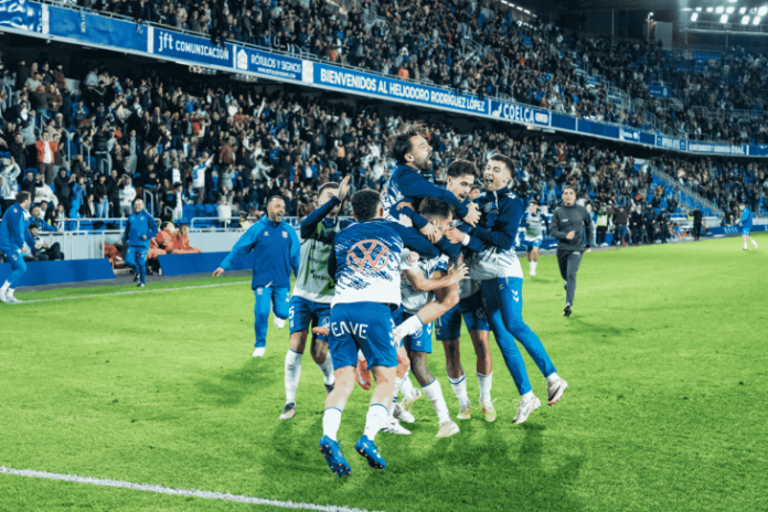 Locura-en-el-Heliodoro-tras-el-gol-de-Cesar-al-Talavera-CD-Tenerife-730x487