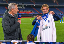 VÍDEO | Nico Paz recibe la camiseta de su padre y dona la suya a una causa solidaria